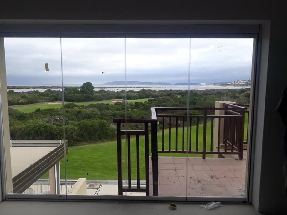 Frameless stacking doors